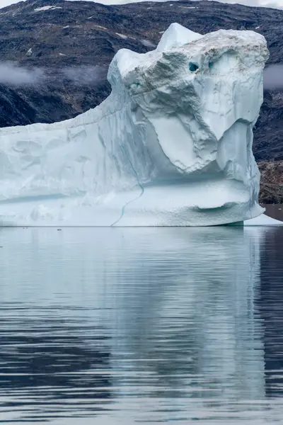 Αρκτικά Παγόβουνα Βρίσκονται Στον Αρκτικό Ωκεανό Στην Πράσινη — Φωτογραφία Αρχείου