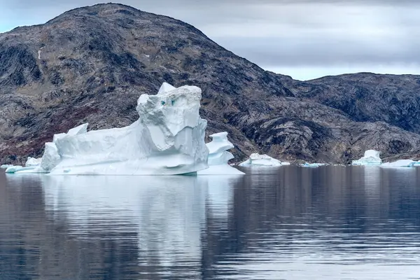 Αρκτικά Παγόβουνα Βρίσκονται Στον Αρκτικό Ωκεανό Στην Πράσινη — Φωτογραφία Αρχείου