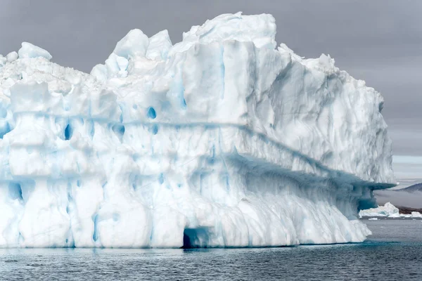 Μεγάλος Μαζικός Παγετώνας Στην Αρκτική Θάλασσα — Φωτογραφία Αρχείου