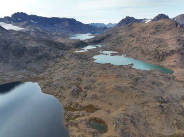 Grönland 'daki kutup buzullarının ve dağların hava manzarası
