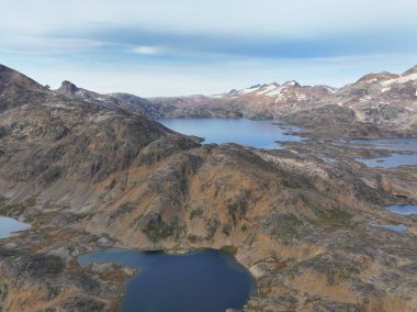 Grönland 'daki kutup buzullarının ve dağların hava manzarası