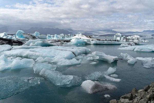 氷河はアイスランドのジョカルサロンラグーンで海上にあります — ストック写真