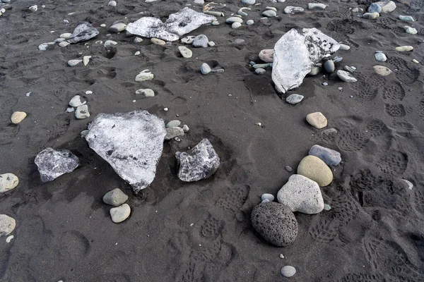 Ледники Находятся Черном Песчаном Пляже Исландии — стоковое фото