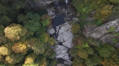 Sonbaharda şelalenin havadan görünüşü