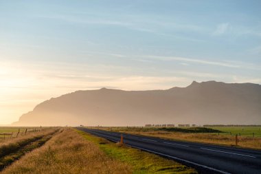 Doğa Kanvası: İzlanda Günbatımları Gökyüzünü Boyuyor