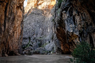 Kayalık Arazide Akan Nehir ile Engebeli Kanyon Manzarası