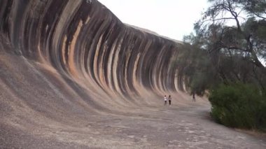 Wave Rock Batı Avustralya 'da, Hyden, Batı Avustralya yakınlarındaki yüksek bir okyanus dalgası şeklindeki doğal bir kaya oluşumudur.