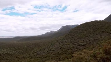 Bluff Knoll manzarası, Batı Avustralya 'nın Büyük Güney bölgesindeki Stirling Sıradağlarının en yüksek zirvesi.