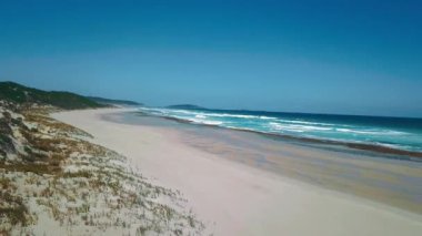 Alacakaranlık Sahili 'nin etrafında dönen 4K Hava Aracı Videosu, Esperance, Batı Avustralya' daki beyaz kum plajı ve kayaları çevreleyen mavi kristal berrak okyanus.