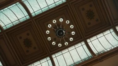 Kilisedeki eski mimari kilise mumu Katedral avizesi.