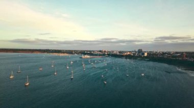 4K insansız hava aracı, güneşli bir günde turkuaz suda yüzen tekne yatıyla Doğu Sydney, NSW, Avustralya 'daki Watson körfezine bakıyor. Tarihi mekan ve su taşımacılığı kavramı