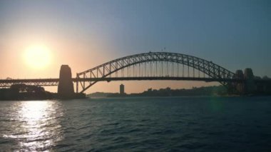 Gün doğumunda Sydney Limanı Köprüsü 'nde yavaş çekim