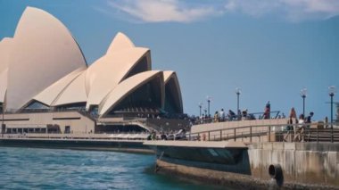 Sydney Opera Binası Liman Köprüsü. Avustralya 'da altın saat batımı. Circular Quay Royal Botanik Bahçeleri manzaralı helikopter feribotları. 