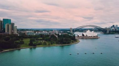 Sydney, New South Wales, Avustralya 'daki Panorama of Opera House ve Sydney Harbour Bridge. Hava Aracı Görüntüsü.
