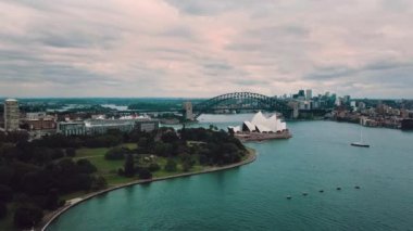 Sydney, New South Wales, Avustralya 'daki Panorama of Opera House ve Sydney Harbour Bridge. Hava Aracı Görüntüsü.