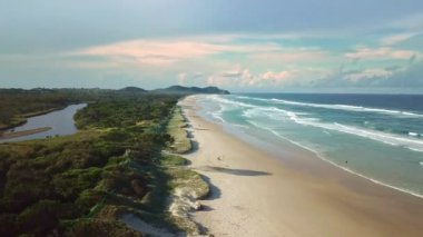 Byron Cape Lighthouse ve Tallow Beach, Byron Bay, New South Wales, Avustralya 'nın insansız hava aracı görüntüleri..