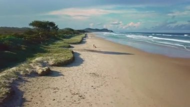Byron Cape Lighthouse ve Tallow Beach, Byron Bay, New South Wales, Avustralya 'nın insansız hava aracı görüntüleri..