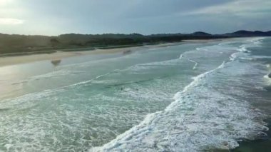 Byron Cape Lighthouse ve Tallow Beach, Byron Bay, New South Wales, Avustralya 'nın insansız hava aracı görüntüleri..