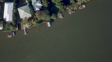 Noosaville Kasabası ve Noosa Nehri Ağzı Noosa, Queensland, Avustralya 'da. Hava Aracı Görüntüsü.