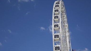 Turistik eğlence, Brisbane 'in 7. kanalı, dönme dolap, güneşli bir günde güzel mavi gökyüzüne karşı dönen dönme dolap, Queensland, Avustralya