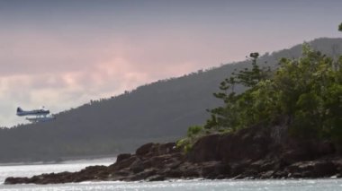 WhitSunday 'de deniz uçağı. Manzaralı Whitehaven Sahili beyaz yelkenli. Whitsundays Adası Airlie Ulusal Parkı Avustralya bulutlu gölge mavi gökyüzü Great Barrier Resifi dışında