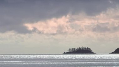 WhitSunday 'de deniz uçağı. Manzaralı Whitehaven Sahili beyaz yelkenli. Whitsundays Adası Airlie Ulusal Parkı Avustralya bulutlu gölge mavi gökyüzü Great Barrier Resifi dışında