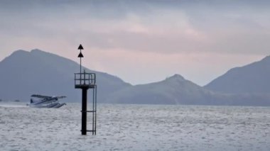 WhitSunday 'de deniz uçağı. Manzaralı Whitehaven Sahili beyaz yelkenli. Whitsundays Adası Airlie Ulusal Parkı Avustralya bulutlu gölge mavi gökyüzü Great Barrier Resifi dışında