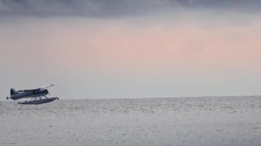 WhitSunday 'de deniz uçağı. Manzaralı Whitehaven Sahili beyaz yelkenli. Whitsundays Adası Airlie Ulusal Parkı Avustralya bulutlu gölge mavi gökyüzü Great Barrier Resifi dışında