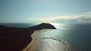 Queensland, Avustralya 'da yağmur ormanı nehri. Manzaralı insansız hava aracı 4K UHD 'de doğa belgeseli yayınladı. Sinema, cennet gibi tropik yemyeşil orman deniz kenarında.