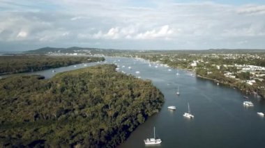 Noosaville Kasabası ve Noosa Nehri Ağzı Noosa, Queensland, Avustralya 'da. Hava Aracı Görüntüsü.