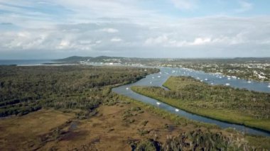 Noosaville Kasabası ve Noosa Nehri Ağzı Noosa, Queensland, Avustralya 'da. Hava Aracı Görüntüsü.