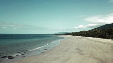 Queensland, Avustralya 'da yağmur ormanı nehri. Manzaralı insansız hava aracı 4K UHD 'de doğa belgeseli yayınladı. Sinema, cennet gibi tropik yemyeşil orman deniz kenarında.