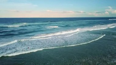 Byron Cape Lighthouse ve Tallow Beach, Byron Bay, New South Wales, Avustralya 'nın insansız hava aracı görüntüleri..