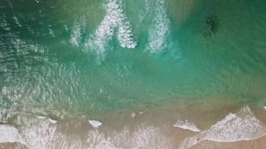 Bir grup sörfçü Gold Coast 'ta büyük bir dalganın üzerinde kürek çekiyor. Cesur ve korkusuz soğuk su sörfçüsü büyük güçlü dalgalarda yüzer, mükemmel sörf noktasına ulaşmak için kürek çeker.