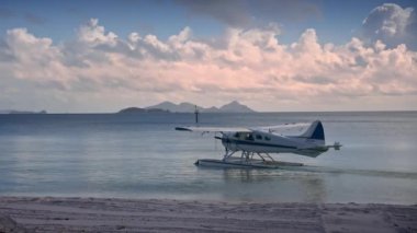 WhitSunday 'de deniz uçağı. Manzaralı Whitehaven Sahili beyaz yelkenli. Whitsundays Adası Airlie Ulusal Parkı Avustralya bulutlu gölge mavi gökyüzü Great Barrier Resifi dışında