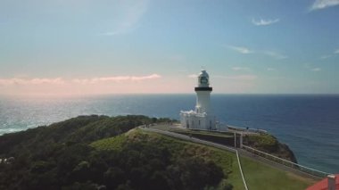 Byron Cape Lighthouse ve Tallow Beach, Byron Bay, New South Wales, Avustralya 'nın insansız hava aracı görüntüleri..