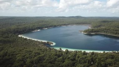 Allom Gölü üzerinde alçak açılı insansız hava aracının hızlı uçuşunun 4k görüntüsü. Fraser Adası, Queensland, Avustralya 'nın ünlü tatlı su göllerinden biri. Göl tatlı su kaplumbağalarıyla ünlüdür.