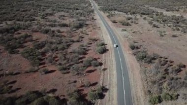 Hava manzaralı, Orta Avustralya. Outback Red Center, Kuzey Bölgesi 'ndeki ikonik eğlence merkezi. Alice Springs yakınlarında..