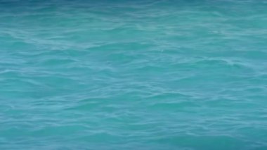 Karanlık su dalgalarını çok yavaş hareket ettiriyor. Yüksek hızlı sinema kamerasıyla çekilmiş.