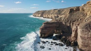Kalbarri Ulusal Parkı 'nın, Zümrüt yeşil sularının ve kırmızı kayaların havadan çekilmiş görüntüleri. Ada rock Batı Avustralya