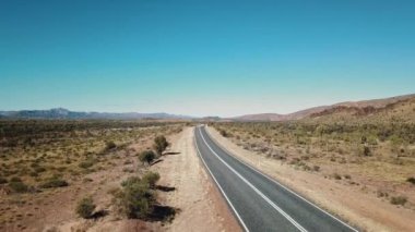 Hava manzaralı, Orta Avustralya. Outback Red Center, Kuzey Bölgesi 'ndeki ikonik eğlence merkezi. Alice Springs yakınlarında..