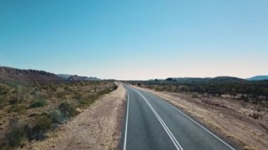 Hava manzaralı, Orta Avustralya. Outback Red Center, Kuzey Bölgesi 'ndeki ikonik eğlence merkezi. Alice Springs yakınlarında..