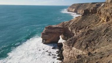 Kalbarri Ulusal Parkı 'nın, Zümrüt yeşil sularının ve kırmızı kayaların havadan çekilmiş görüntüleri. Ada rock Batı Avustralya