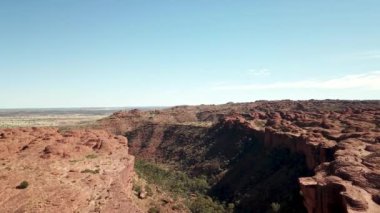 Hava manzaralı, Orta Avustralya. Outback Red Center, Kuzey Bölgesi 'ndeki ikonik eğlence merkezi. Alice Springs yakınlarında..
