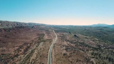 Hava manzaralı, Orta Avustralya. Outback Red Center, Kuzey Bölgesi 'ndeki ikonik eğlence merkezi. Alice Springs yakınlarında..