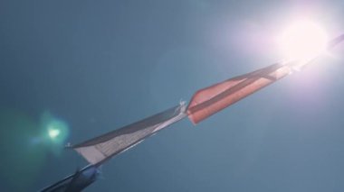 Nepal 'deki Karlı Dağlarda Bayraklar, Nepal' deki Renkli Tibet Budist Bayrakları Annapurna 'daki Himalayalar' da Mavi Gökyüzü Güneşli Günü 'nde Bayraklar, Karlı Dağlarda Renkli Budizm Bayrakları.