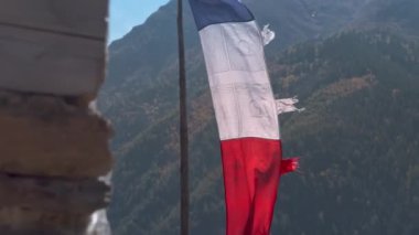 Nepal 'deki Karlı Dağlarda Bayraklar, Nepal' deki Renkli Tibet Budist Bayrakları Annapurna 'daki Himalayalar' da Mavi Gökyüzü Güneşli Günü 'nde Bayraklar, Karlı Dağlarda Renkli Budizm Bayrakları.