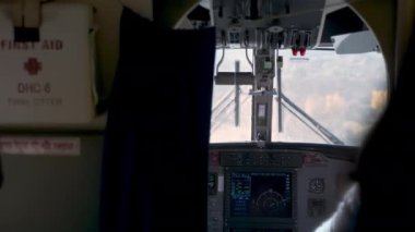 Uçak Pilotu 'nun eli Uçak Kokpiti' ndeki Kontrol Paneli 'ni kullanıyor. Havacı, Panoramik p Nepal 'de Uçan Gündüz Zamanındaki Uçuş Çalışması için Uçak Kabin Teknolojisini Kullanıyor