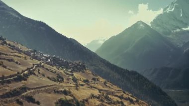 Annapurna 'nın önünde rüzgarda dalgalanan bayraklar Ghyaru köyü yakınlarındaki Annapurna Pisti' ne bakıyor..