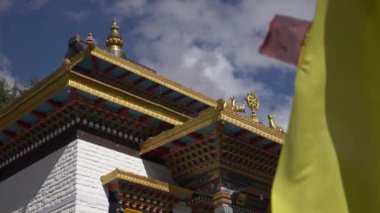 Dağ manastırında dua bayrağı. Yukarı Pisang, Nepal. Pisang köyü Annapurna gezisinin bir parçasıdır, dünyanın en popüler macera gezilerinden biridir.